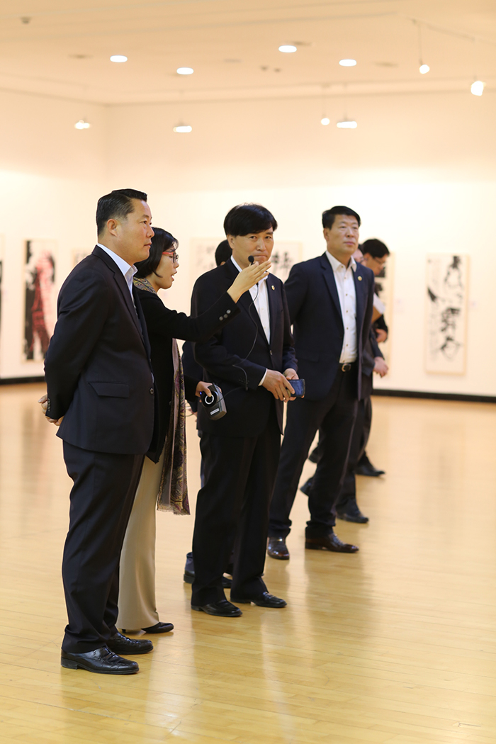  전시장 관람(도의회 문화건설안전위원회 관람)